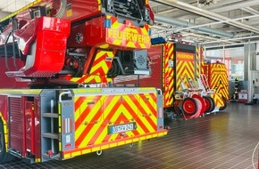 Feuerwehr Oberhausen: FW-OB: Brand in Entsorgungsbetrieb - Feuerwehr Oberhausen mehrere Stunden im Einsatz