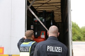 Polizeidirektion Osnabrück: POL-OS: "Das hätte böse enden können" - Polizei zieht rollende "Zeitbombe" aus dem Verkehr (FOTO)