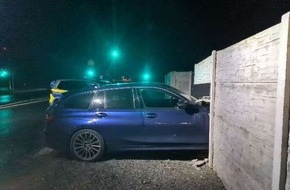 Polizei Wolfsburg: POL-WOB: OT Neindorf - PKW kommt von der Fahrbahn ab und prallt gegen eine Mauer