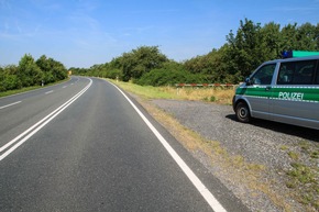 POL-HM: Mit über 3,5 Promille von der Fahrbahn abgekommen - Pkw durchbrach Absperrschranke