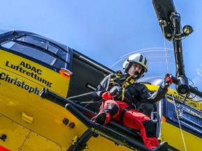 Retten abseits der Routine / ADAC Luftrettung trainiert mit Rettungswinde unter Corona-Bedingungen / Flugmanöver am Sudelfeld in Oberbayern / Von März bis Juni bundesweit rund 450 Corona-Einsätze