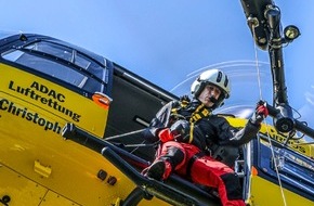 ADAC SE: Retten abseits der Routine / ADAC Luftrettung trainiert mit Rettungswinde unter Corona-Bedingungen / Flugmanöver am Sudelfeld in Oberbayern / Von März bis Juni bundesweit rund 450 Corona-Einsätze