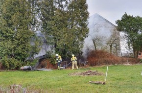 Freiwillige Feuerwehr Lügde: FW Lügde: Brennende Tannen am Gebäude