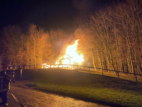 FW-DT: Historische &quot;Bandelhütte&quot; am Detmolder Hermannsdenkmal brennt vollständig nieder