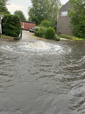 FW Ratingen: Folgemeldung: Starkregen setzt Ratinger Norden unter Wasser - Feuerwehr Ratingen im Dauereinsatz