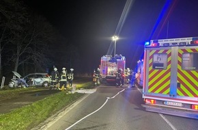 Feuerwehr Moers: FW Moers: Verkehrsunfall mit eingeschlossener Person / 2 Verletzte