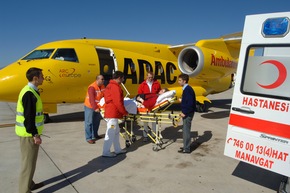 Notarzteinsatz über den Wolken: ADAC holt 2014 mehr als 4500 Urlauber per Flugzeug nach Hause / Weltweit musste sich der Ambulanzdienst des Clubs um fast 52000 verletzte oder erkrankte Urlauber kümmern