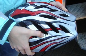 Polizeiinspektion Hildesheim: POL-HI: 17-jährige Fahrradfahrerin stürzt schwer. Helm verhindert Schlimmeres