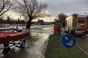 Feuerwehr Minden: FW Minden: PKW von Hochwasser eingeschlossen