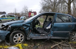 Feuerwehr Dortmund: FW-DO: Unfall auf der Emscherallee / Zwei Verletzte nach Verkehrsunfall