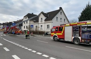 Feuerwehr Dortmund: FW-DO: Feuer im ausgebauten Dachgeschoss eines zweieinhalbgeschossigen Wohnhauses.