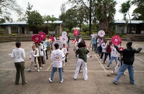 Stiftung SOS-Kinderdorf Schweiz: I bambini di tutto il mondo pestano i piedi per la pace: SOS Villaggi dei Bambini lancia un appello per un impegno globale