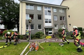 Feuerwehr Norderstedt: FW Norderstedt: Mittelstraße - Brand eines E-Rollers im Treppenhaus - Rettung von drei Erwachsenen, zwei Kindern und einer Katze über tragbare Leitern