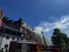 FW-EN: Erstmeldung: Dachstuhlbrand mit Menschenrettung in der Schöntaler Straße - 2 Personen mit Drehleiter gerettet