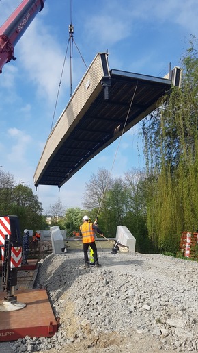 Bad Mergentheimer Rad-Saison beginnt spektakulär - 38 Meter lange Holzbrücke ersetzt alten „Johannissteg“
