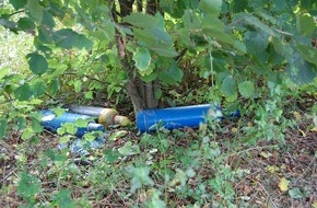 Polizeidirektion Kaiserslautern: POL-PDKL: Drei Gasflaschen im Gestrüpp des Parkplatzes gefunden