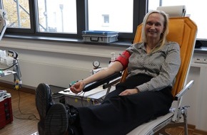 Hauptzollamt Bielefeld: HZA-BI: Erstmalige Blutspende-Aktion beim Hauptzollamt Bielefeld mit starkem Ergebnis/82 Zoll-Beschäftigte spenden 34 Liter Blut - 41 Erstspender
