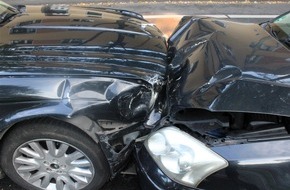 Polizei Duisburg: POL-DU: Hochemmerich: Drei Autos beschädigt - zwei Personen bei Unfall verletzt