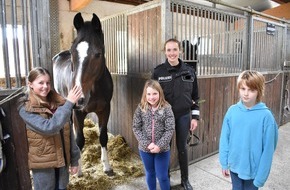 Polizei Braunschweig: POL-BS: Strahlende Kindergesichter bei der Reiter- und Diensthundführer-Staffel