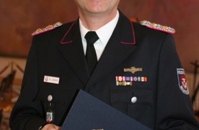 Deutscher Feuerwehrverband e. V. (DFV): Bundespräsident lobt Ehrenamt als "Lebenselixier" / Köhler ehrt Stadtwehrführer von Neumünster stellvertretend für eine Million Feuerwehrleute