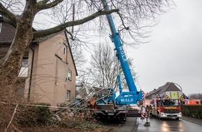 Feuerwehr Recklinghausen: FW-RE: Balkonplatte stürzt ab - eine Person schwerst verletzt