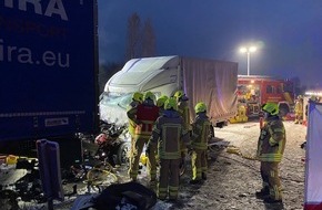 Feuerwehr Hannover: FW Hannover: Fahrer nach Verkehrsunfall schwer eingeklemmt