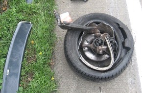 Polizeiinspektion Hildesheim: POL-HI: Vollsperrung nach schweren Verkehrsunfall - Insassen von Verkehrsteilnehmern in letzter Sekunde aus brennendem Pkw gerettet, Christoph 44 im Einsatz
