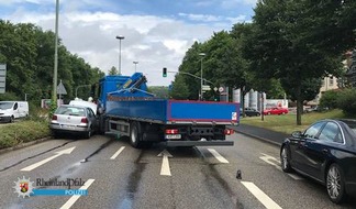 Polizeipräsidium Westpfalz: POL-PPWP: Lkw drückt Pkw auf Grünstreifen