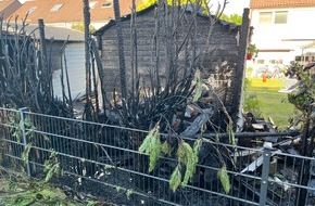 Feuerwehr Bremerhaven: FW Bremerhaven: Heckenbrand breitet sich auf Gartenh&auml;user aus