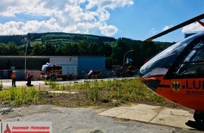 Feuerwehr Plettenberg: FW-PL: OT-Holthausen. Betriebsunfall erfordert Einsatz eines Rettungshubschraubers.