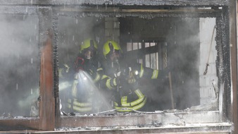 FW Celle: Gebäudebrand in ehemaliger Schule in Westercelle - unübersichtliche Lage für die Feuerwehr!