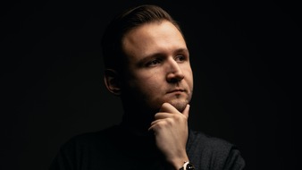 Khatrao Consulting GmbH: Synchronsprecher kämpfen gegen KI: Marketingprofi erklärt, welche Rolle KI in der Sprecherbranche spielen wird – und welche nicht