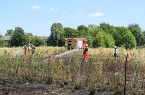Feuerwehr Heiligenhaus: FW-Heiligenhaus: Feuer vernichtete 2.500 Quadratmeter Feld (Meldung 19/2018)