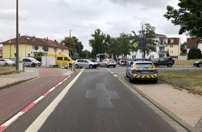 Polizeidirektion Bad Kreuznach: POL-PDKH: Kollision zweier PKW im Kreuzungsbereich führt zur Verletzung eines wartenden Fahrradfahrers in der Rheinstraße in Bad Kreuznach