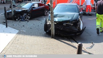 Polizei Duisburg: POL-DU: Dellviertel: Autos stoßen zusammen - beide Fahrer verletzt