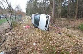 Polizeiinspektion Cuxhaven: POL-CUX: Tödlicher Verkehrsunfall auf der Kreisstraße 48 im Bereich Harrendorf (Hagen im Bremischen) - Unfallverursacher flüchtet vom Unfallort (Lichtbild in der Anlage)