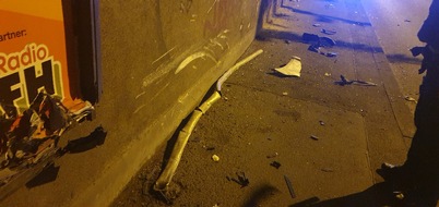 Polizeipr&auml;sidium Nordhessen: POL-KS: Alkoholisierter Autofahrer kracht gegen Mauer in Wolfhager Stra&szlig;e und wird festgenommen: Rund 15.000 Euro Schaden