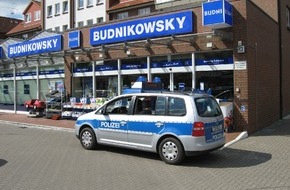 Polizeiinspektion Harburg: POL-WL: Neu Wulmstorf - Raubüberfall auf Drogeriemarkt ++ Winsen/L. - Leichtsinn bestraft - 500 Euro Beute ++ Jesteburg - Pkw-Räder entwendet ++ Jesteburg - Audi S 3 entwendet ++ und weitere Meldungen