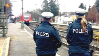 Bundespolizeiinspektion Kassel: BPOL-KS: Schüler bespuckt Reisenden und tritt nach Polizisten