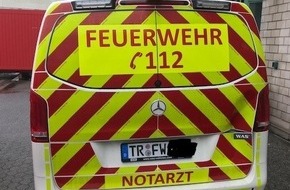 Polizeidirektion Trier: POL-PDTR: Notarztfahrzeug beschädigt, Unfallverursacher flüchtig