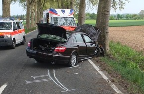 Polizei Düren: POL-DN: Frontal gegen Baum geprallt - Insassen erleiden Verletzungen