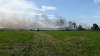 Feuerwehr Bremerhaven: FW Bremerhaven: Feuerwehr Bremerhaven muss Großbrand mit 44 Mann bekämpfen