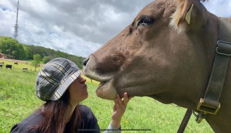 Castl AG: Landliebe 2.0: Kühe küssen für den guten Zweck