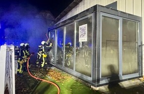 Feuerwehr Bochum: FW-BO: Brand in einem Ausstellungscontainer an der Vierhausstraße