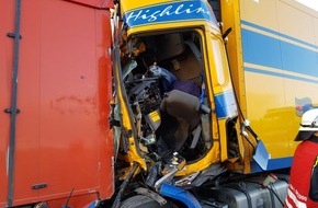Polizeiinspektion Verden / Osterholz: POL-VER: ++Wieder schwerer Unfall am Stauende - Lkw-Fahrer stirbt in den Trümmern seines Führerhauses++