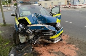 Polizei Bochum: POL-BO: Raser flüchtet in Herne vor der Polizei - Streifenwagen prallt gegen Baum