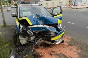 Polizei Bochum: POL-BO: Raser flüchtet in Herne vor der Polizei - Streifenwagen prallt gegen Baum