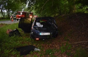 Polizeiinspektion Hildesheim: POL-HI: Mit Pkw überschlagen - junger Fahrzeugführer wird verletzt -