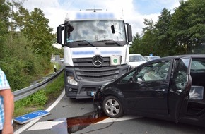 Kreispolizeibehörde Herford: POL-HF: Ausweichmanöver endet mit Zusammenprall - PKW stößt mit LKW zusammen