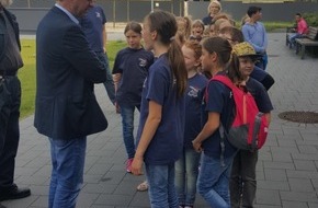 Feuerwehr Dinslaken: FW Dinslaken: Kinderfeuerwehr zu Besuch im Rathaus